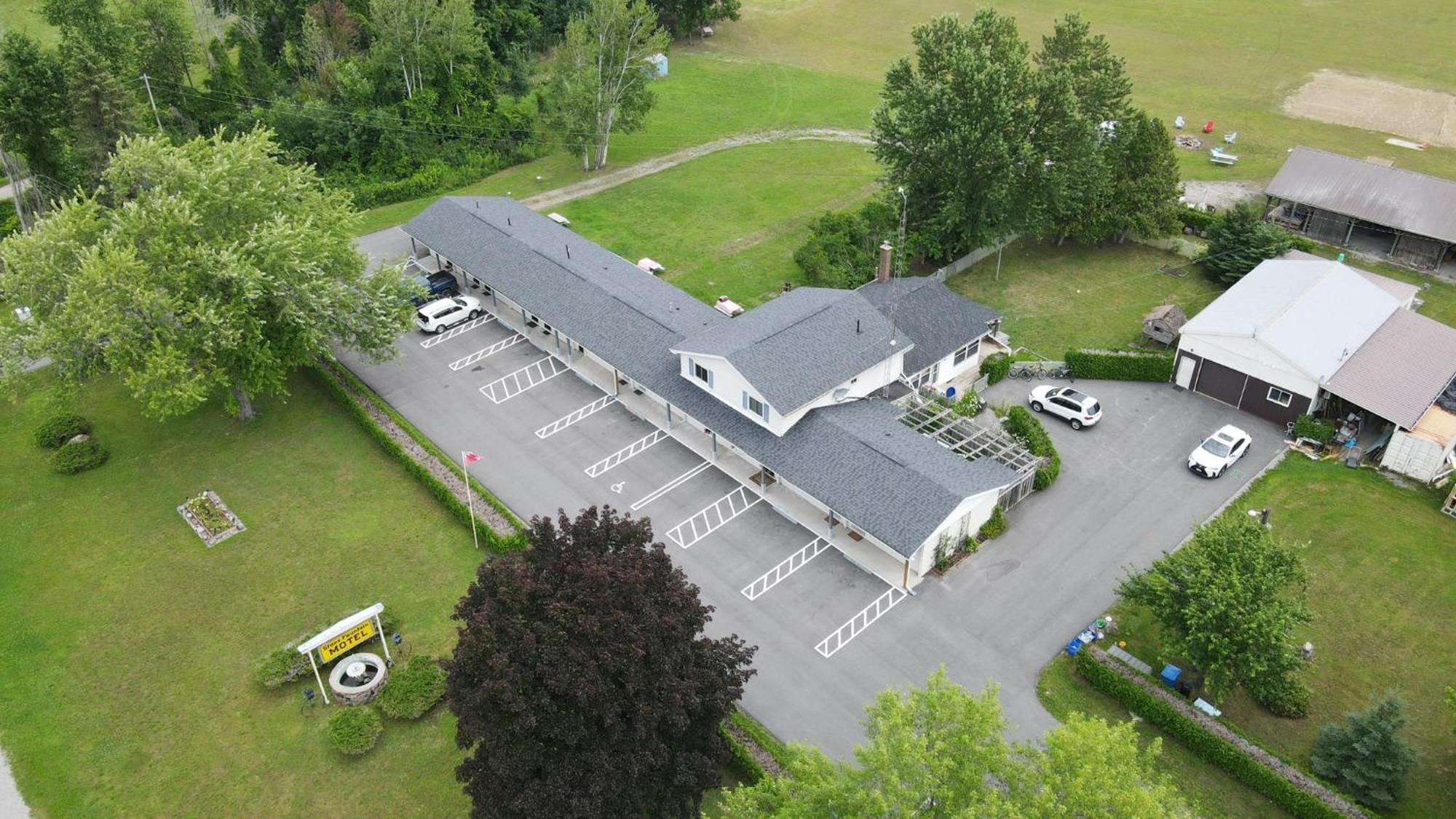 Stone Fountain Motel Fenelon Falls Exterior photo